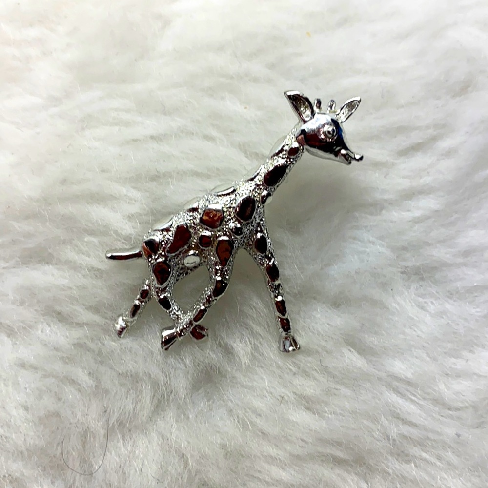 GIRAFFE BROOCH 1 3/4”